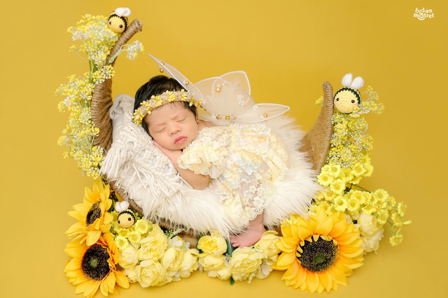 Foto Bayi di Ayunan Kuning